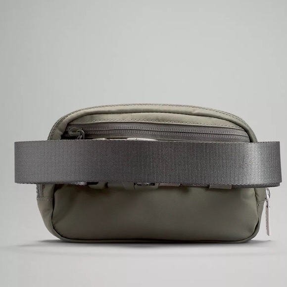 NWT Lululemon Everywhere Belt Bag 1L - Picture 3 of 8